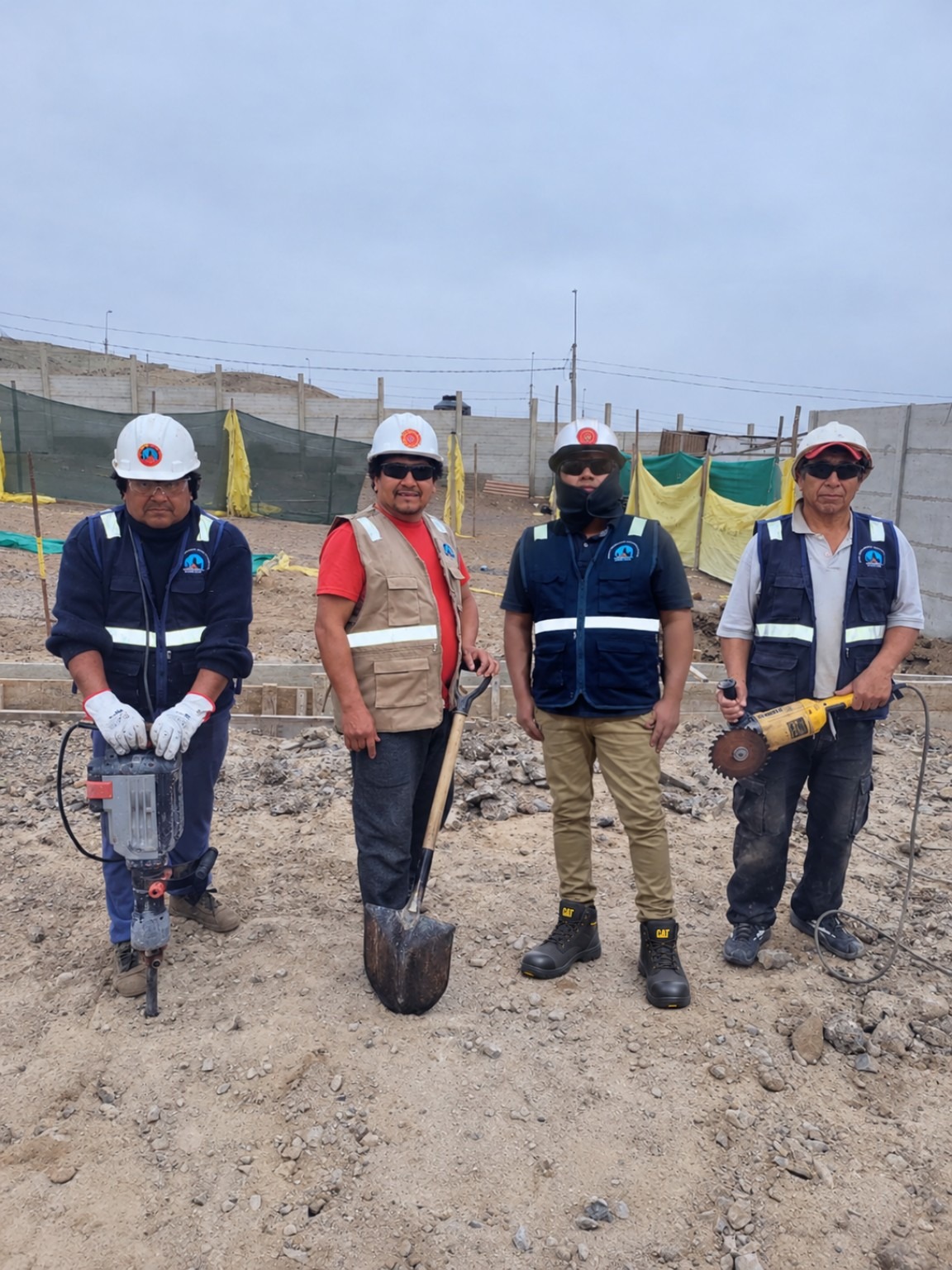 Jesús Ordinola Fuentes con su equipo en obra